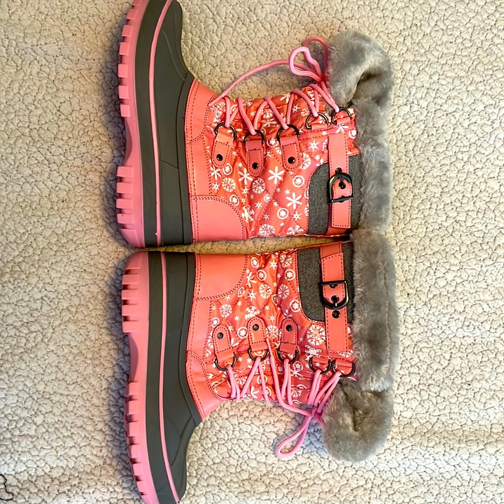 Never worn little girls' snow boots, size 3. Fleece lined, side zip, very warm